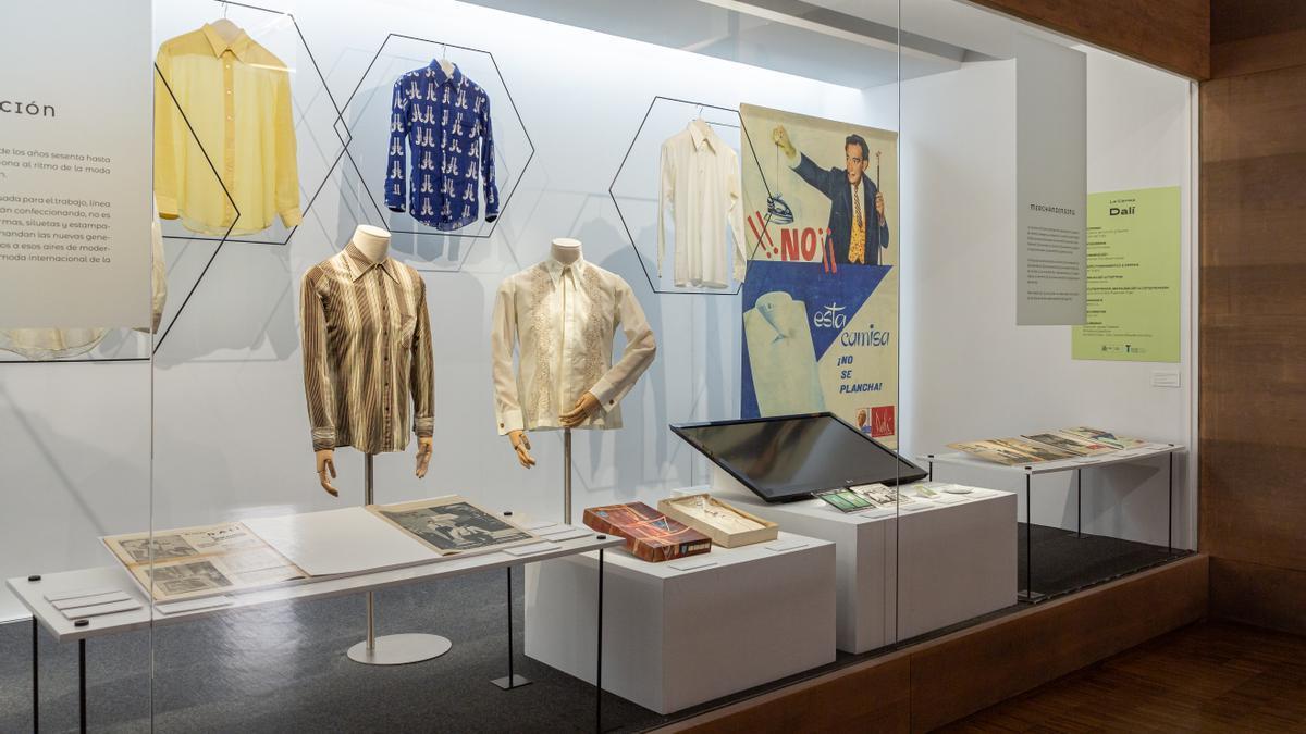 La vitrina on s'exhibeixen diferents models de la Camisa Dalí, anuncis i altra documentació