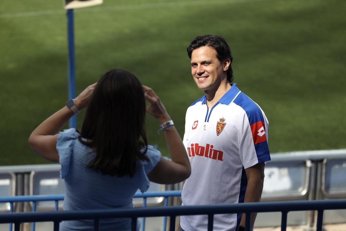 Un aficionado posa con una camiseta del Real Zaragoza para despedirse del estadio.