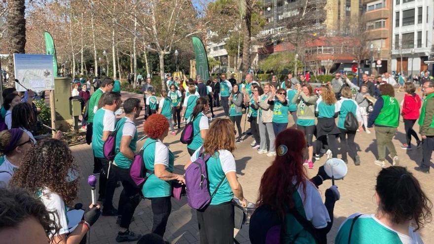 Vídeo I Con mucho ritmo: La alcaldesa de Castelló y la consellera de Infraestructuras bailan con una batucada en la Marcha Contra el Cáncer