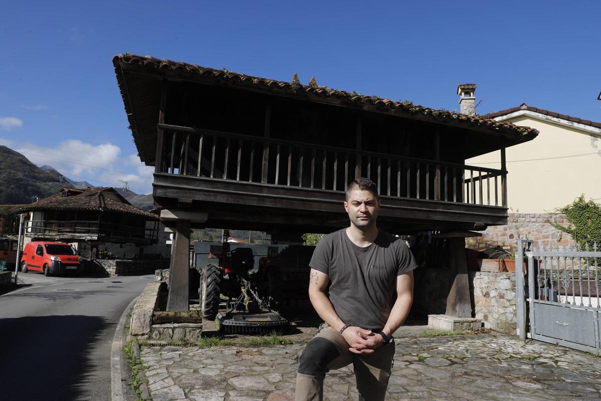 Borja Fernández delante de su horréo.