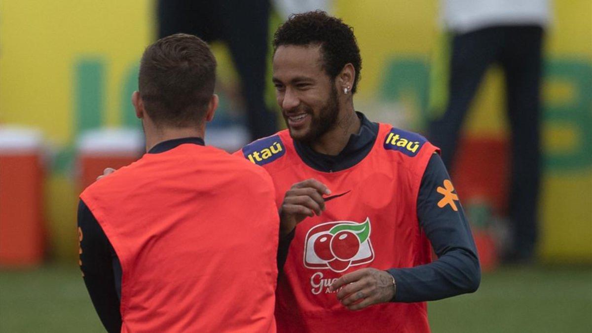 Arthur y Neymar, que apuntan a titulares con Brasil, en un entrenamiento