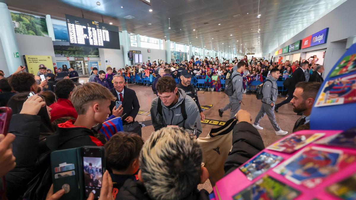 توافد جماهيري كبير لاستقبال لاعبي برشلونة في مطار فيغو وتوقيعهم على الأوتوغرافات