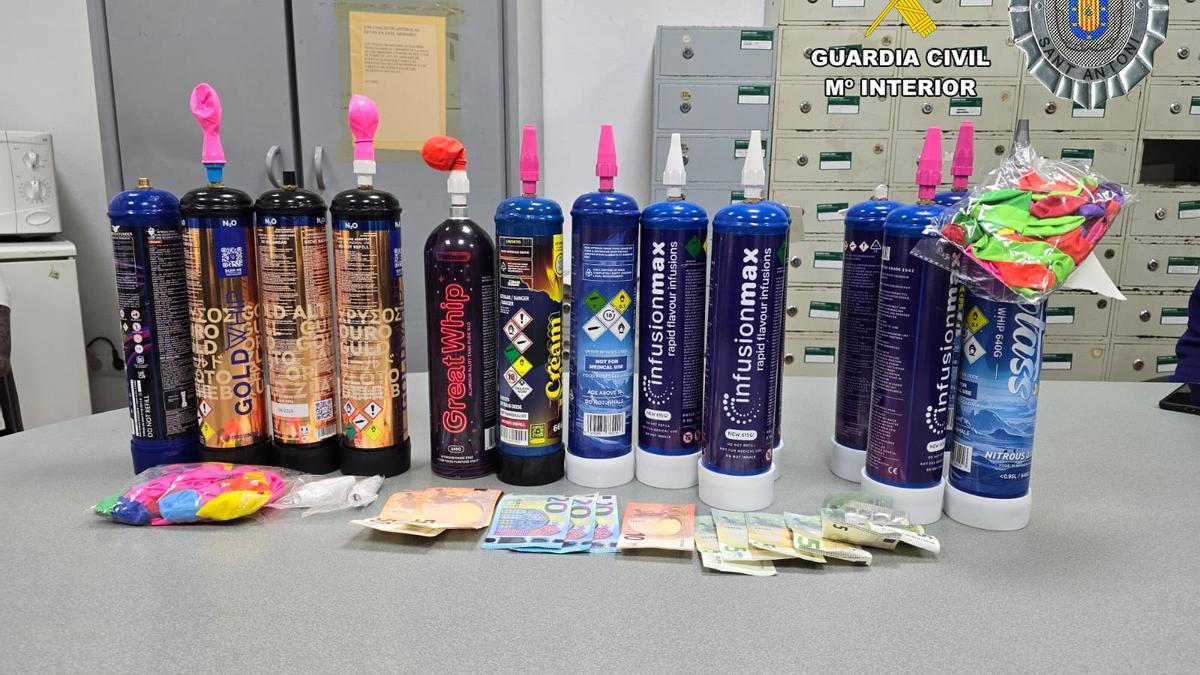 Botellas de gas de la risa intervenidas en Sant Antoni