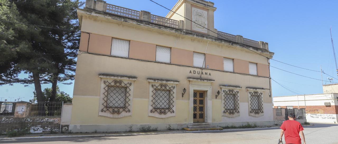 El edificio de Aduanas de Torrevieja inaugurado en 1946. El concesionario del proyecto del puerto comienza las obras de rehabilitación el próximo martes-
