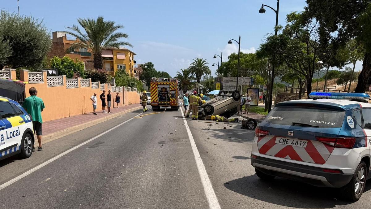 El turisme bolcat a la carretera de Girona