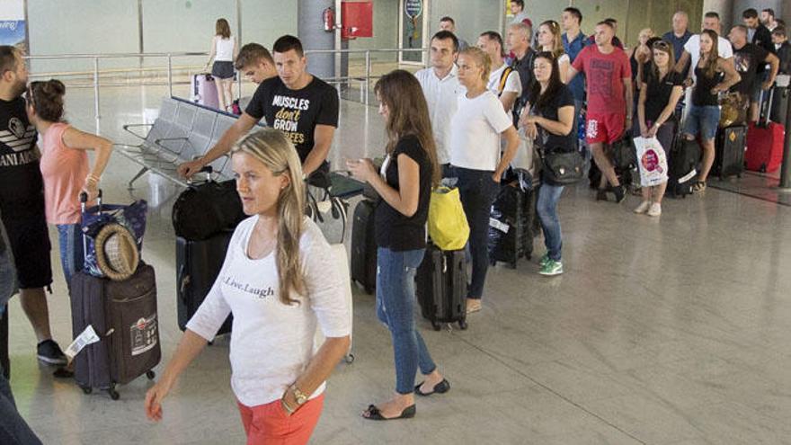 Un grupo de turistas en la terminal de llegadas del aeropuerto majorero tras arribar a la isla.
