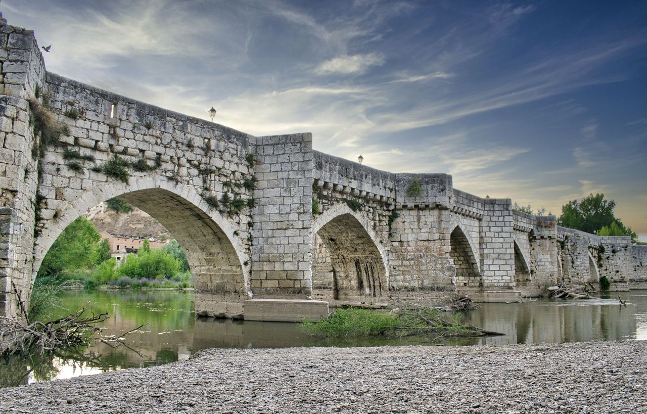 Fotografía del espectacular puente medieval de Simancas.