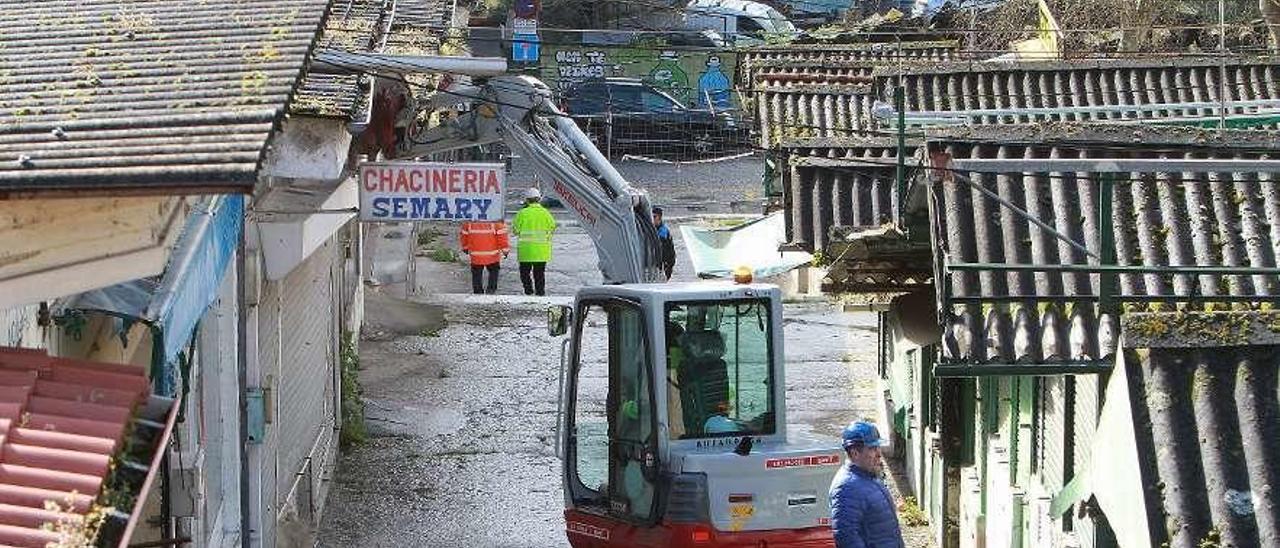 La excavadora y los operarios, registrando todos los puestos de la plaza. // Iñaki Osorio