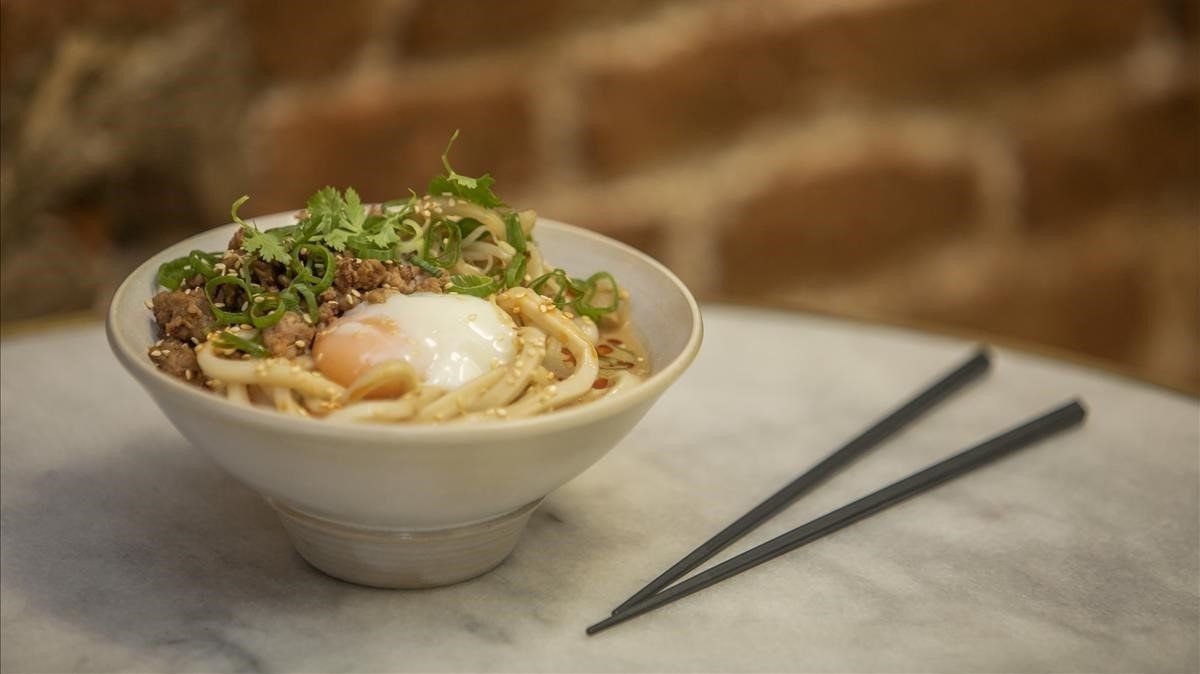 El bol de ’tan tan udon’ de cerdo y huevo a baja temperatura del restaurante Arigato