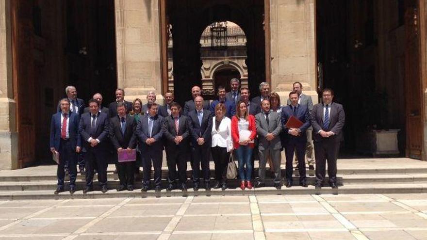Martín Pozo, junto a otros presidentes de diputaciones provinciales del país integrantes en la comisión de la FEMP