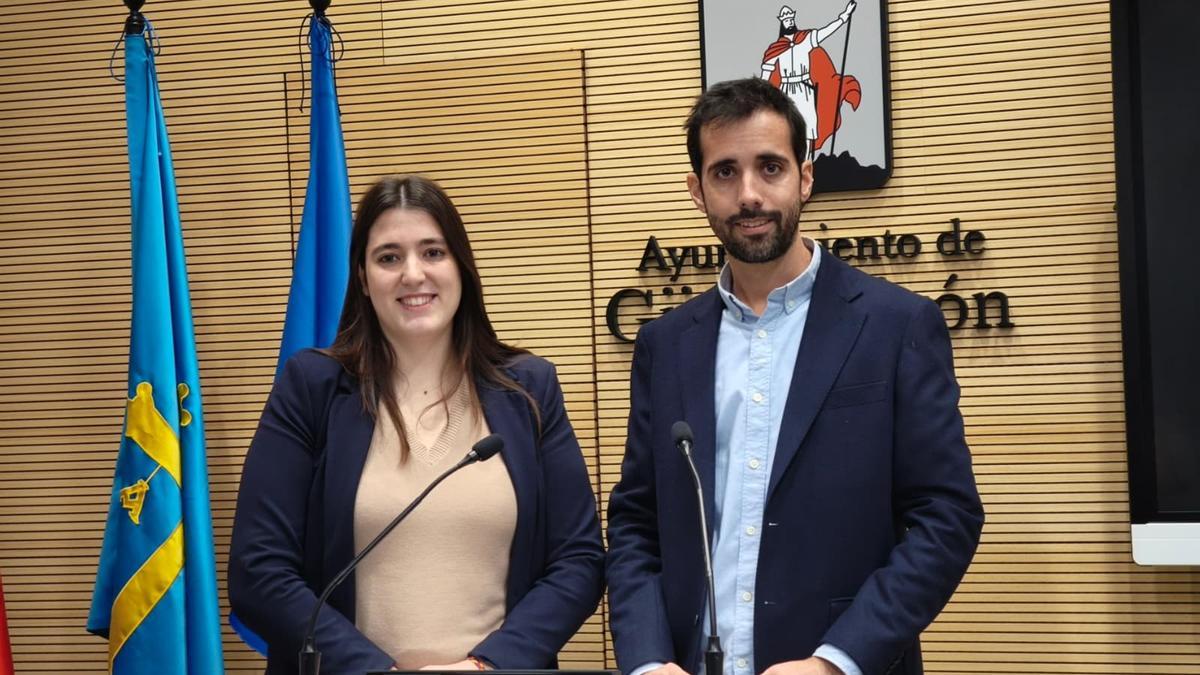 Olaya Suárez y Alejandro Farpón, en la sala de prensa del Ayuntamiento.