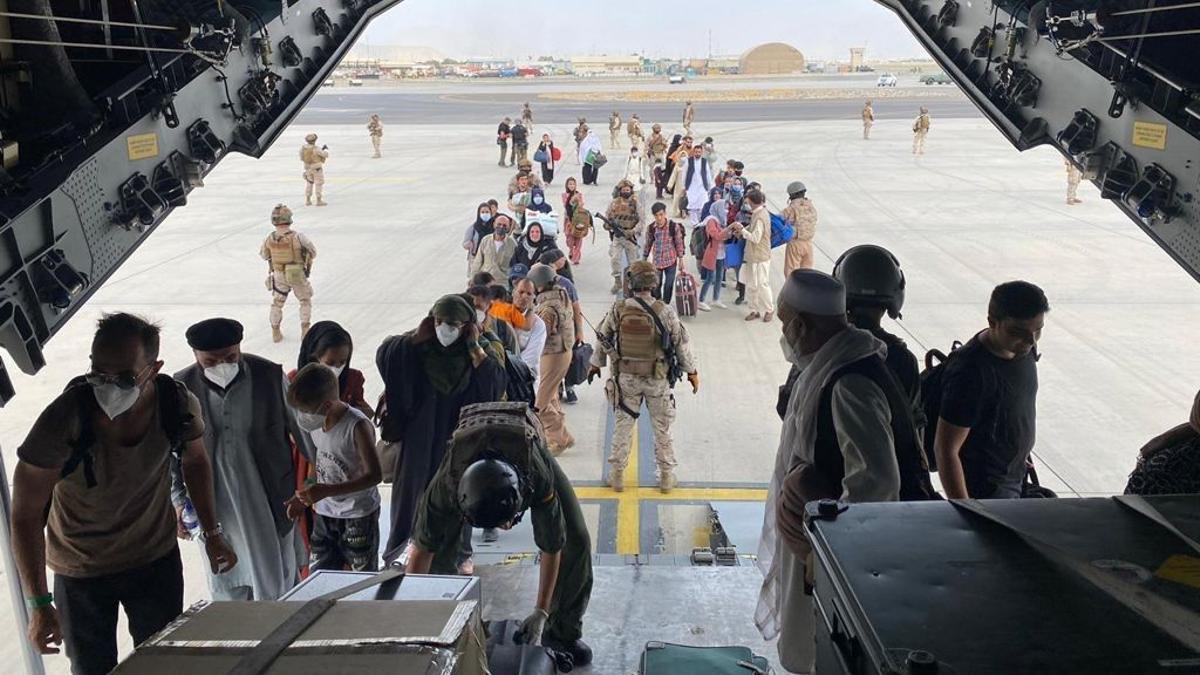 Un grupo de españoles y de colaboradores afganos y sus familias embarcan en el avión A400M del Ejército del Aire que ha recogido a la primera tanda de evacuados de Kabul.