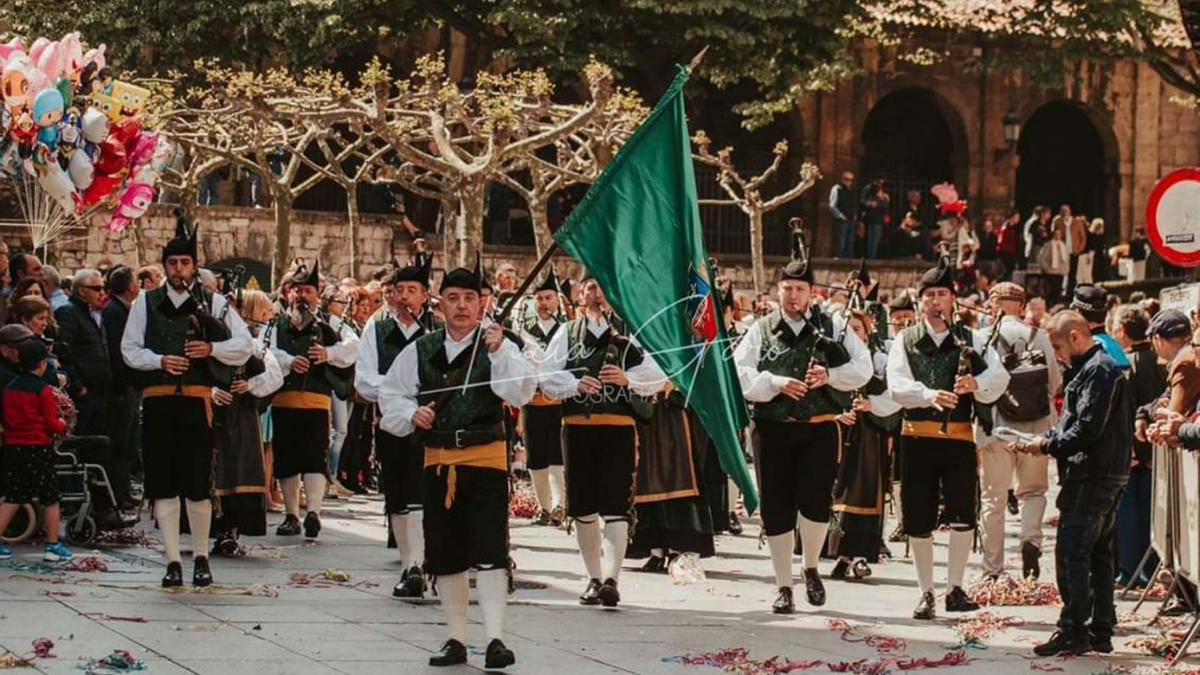 La Banda de Gaitas de Castrillón en un pasado desfile.