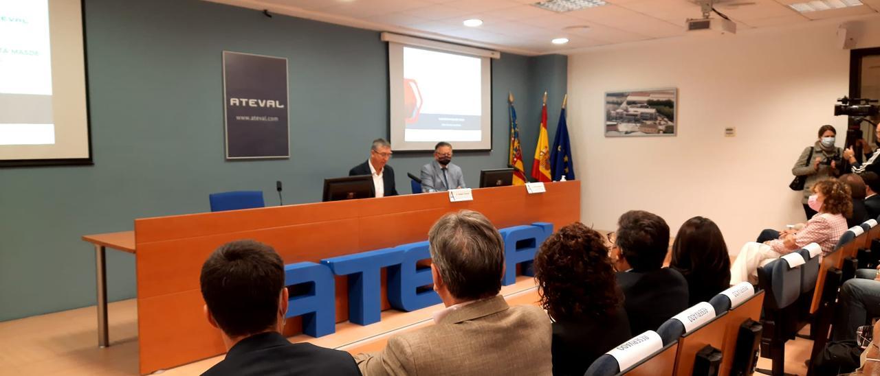 El conseller Climent y el presidente de Ateval, Pepe Serna, en la presentación de la herramienta