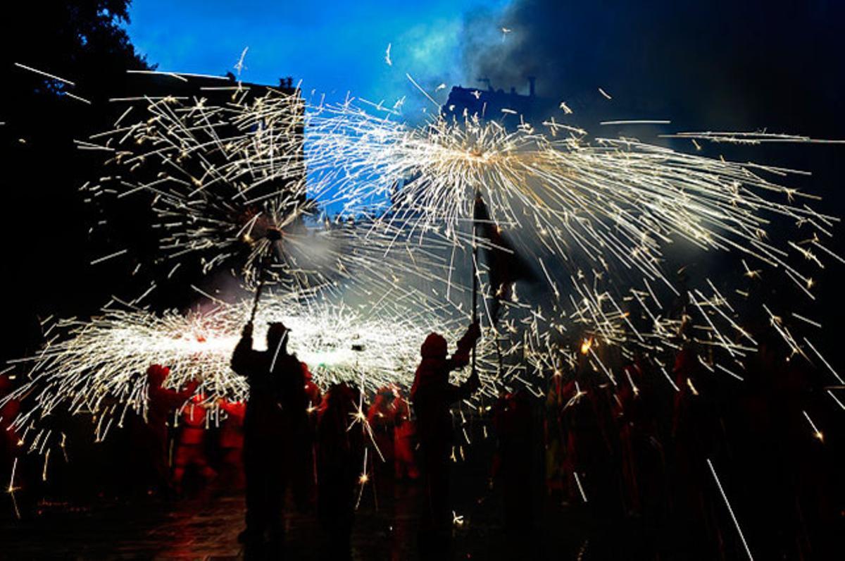 Un grup de diables, durant el correfoc de la festa major del Poble-sec, a Barcelona.