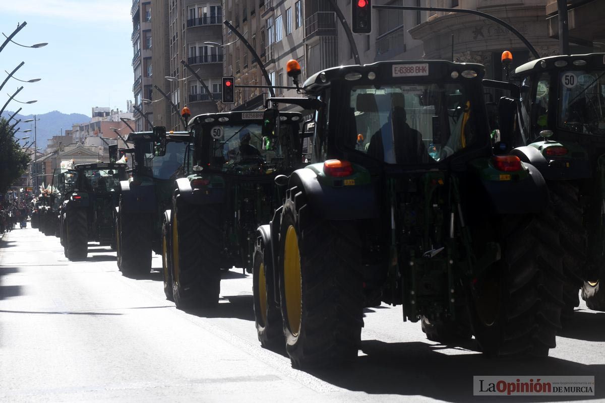 Miles de agricultores y ganaderos toman las calles de Murcia