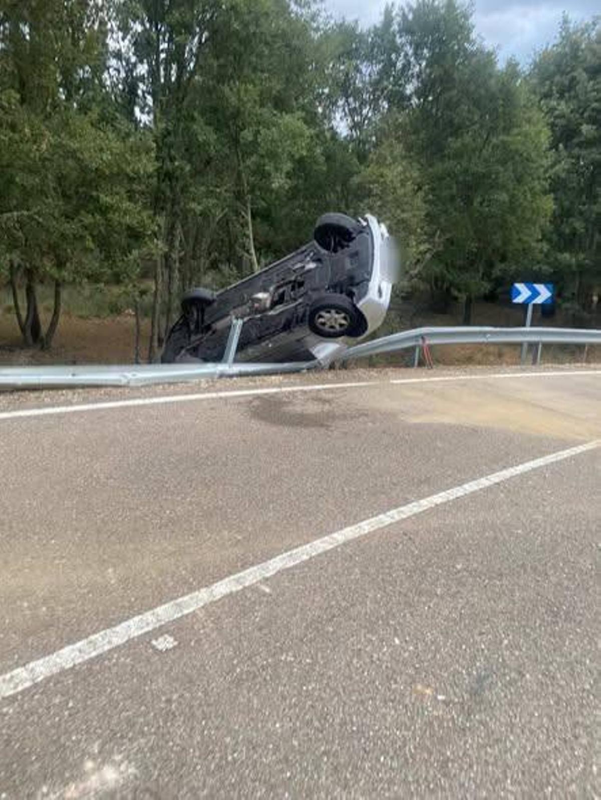 Un turismo se sale de la vía en Entrepeñas y aparece sin ocupantes,