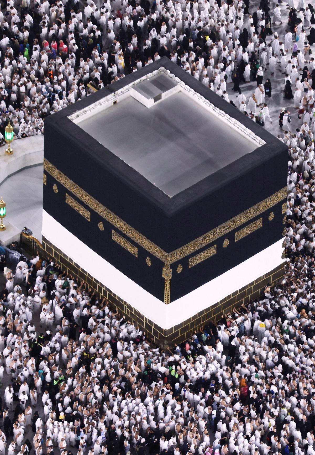 Peregrinos musulmanes realizan la Umrah en la Santa Kaaba, en la ciudad santa de La Meca