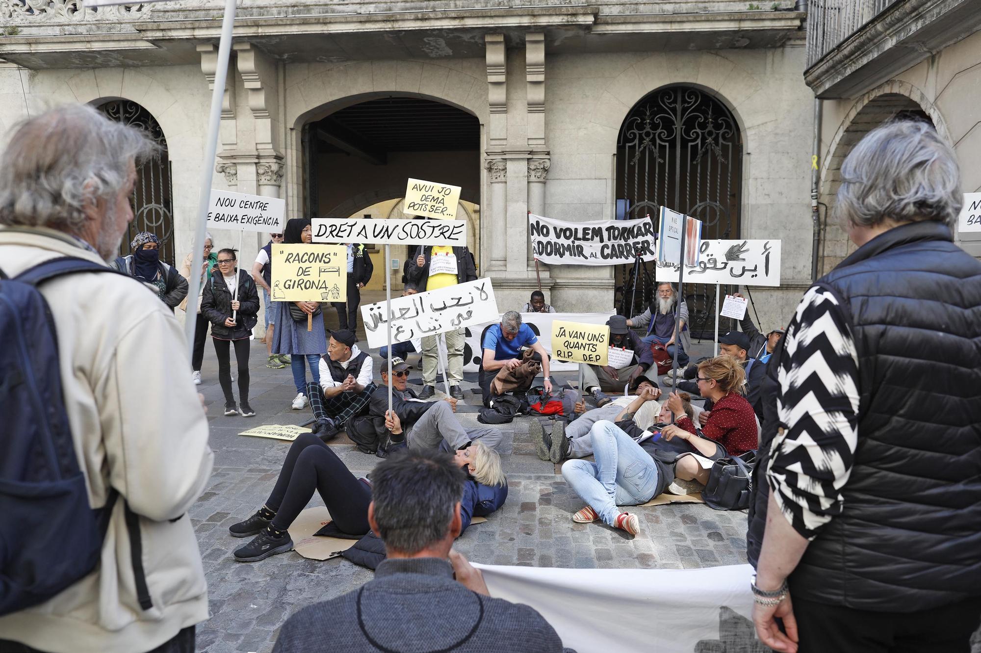 Les persones sense llar es concentren davant l'Ajuntament de Girona per reclamar «un sostre digne»