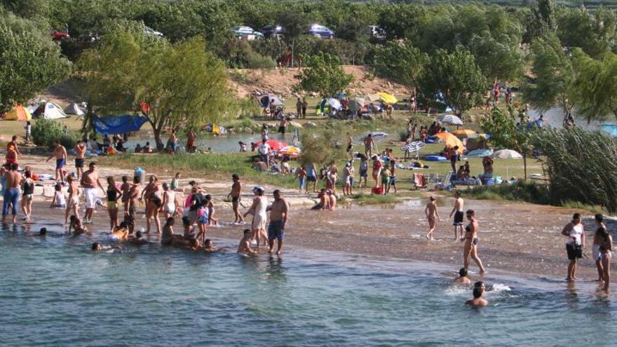L’Assut de Antella, una playa fluvial del Xúquer que se llena de visitantes cada fin de semana del verano. | VICENT M. PASTOR