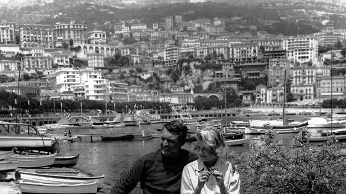 Grace Kelly con alpargatas, junto a Cary Grant en la película 'Atrapa a un ladrón'