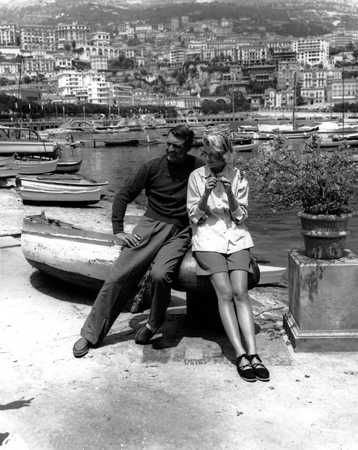 Grace Kelly con alpargatas, junto a Cary Grant en la película 'Atrapa a un ladrón'