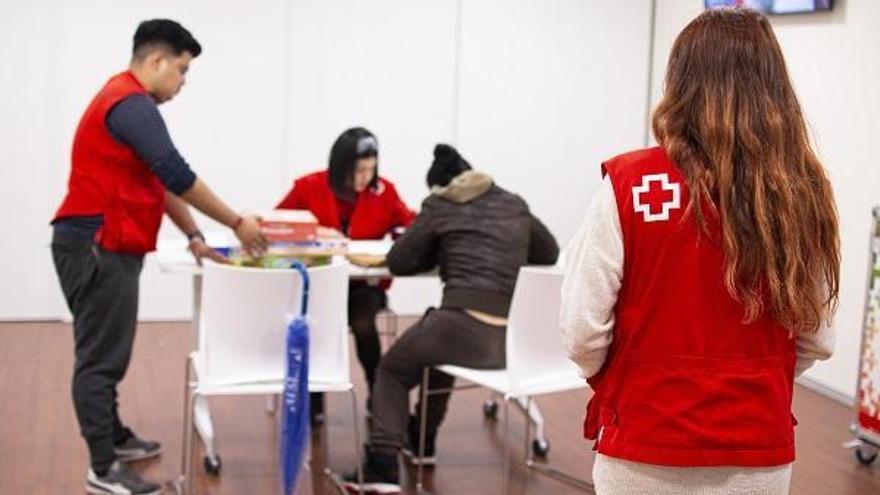 Más de 800 menores cordobeses reciben juguetes gracias a la campaña de Cruz Roja