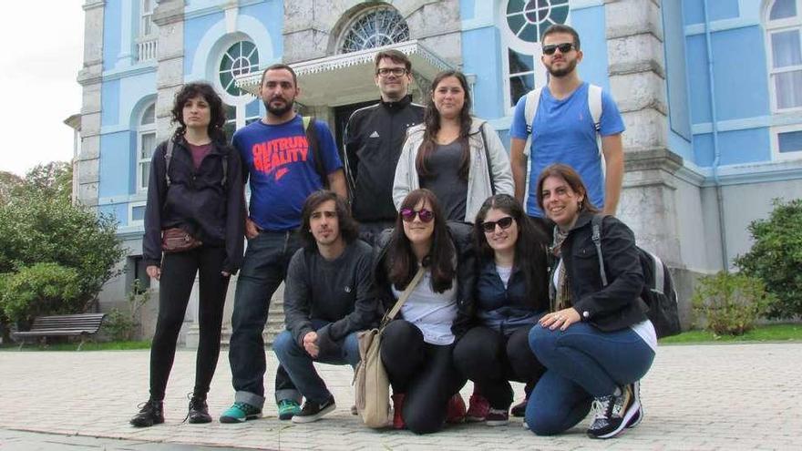 Los participantes en el programa &quot;Añoranza&quot;, ante el Archivo de Indianos, ayer.