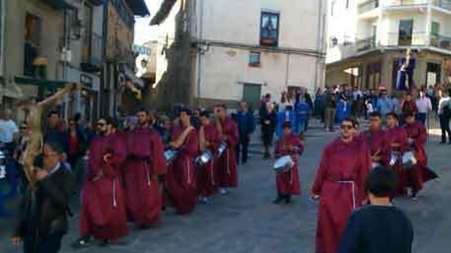 Sobre estas líneas, un momento de la procesión en Puebla de Sanabria. A la derecha, lavatorio de pies en Requejo.