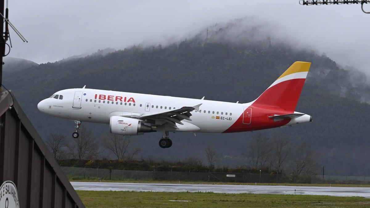 Un avión de Iberia, en pleno aterrizaje en Peinador.