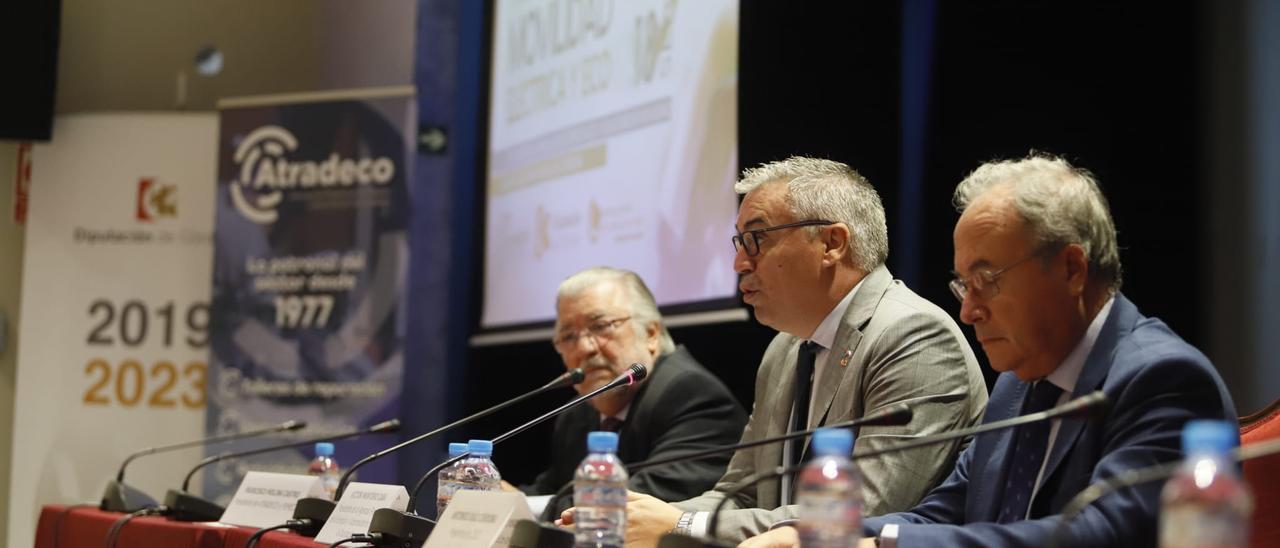 El presidente de Atradeco, Francisco Molina, el presidente de la Agencia Provincial de la Energía, Víctor Montoro, y el presidente de CECO y de la Cámara de Comercio, Antonio Díaz.