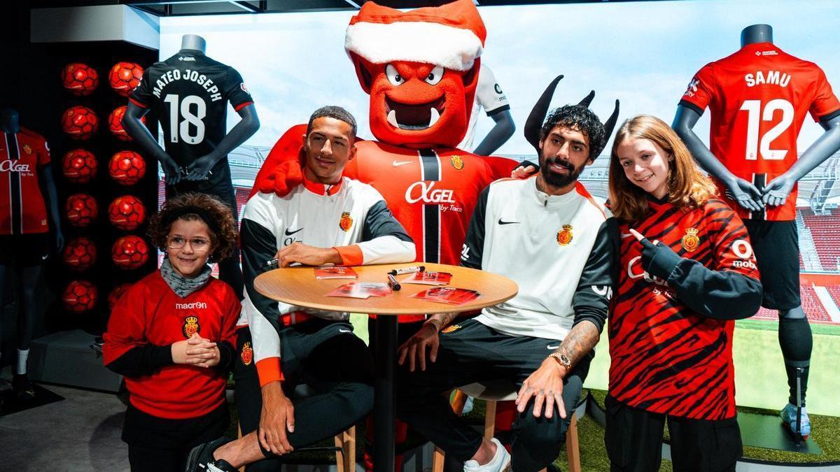 Mateo Joseph y Samu Costa, este martes en la tienda del Mallorca en Son Moix.