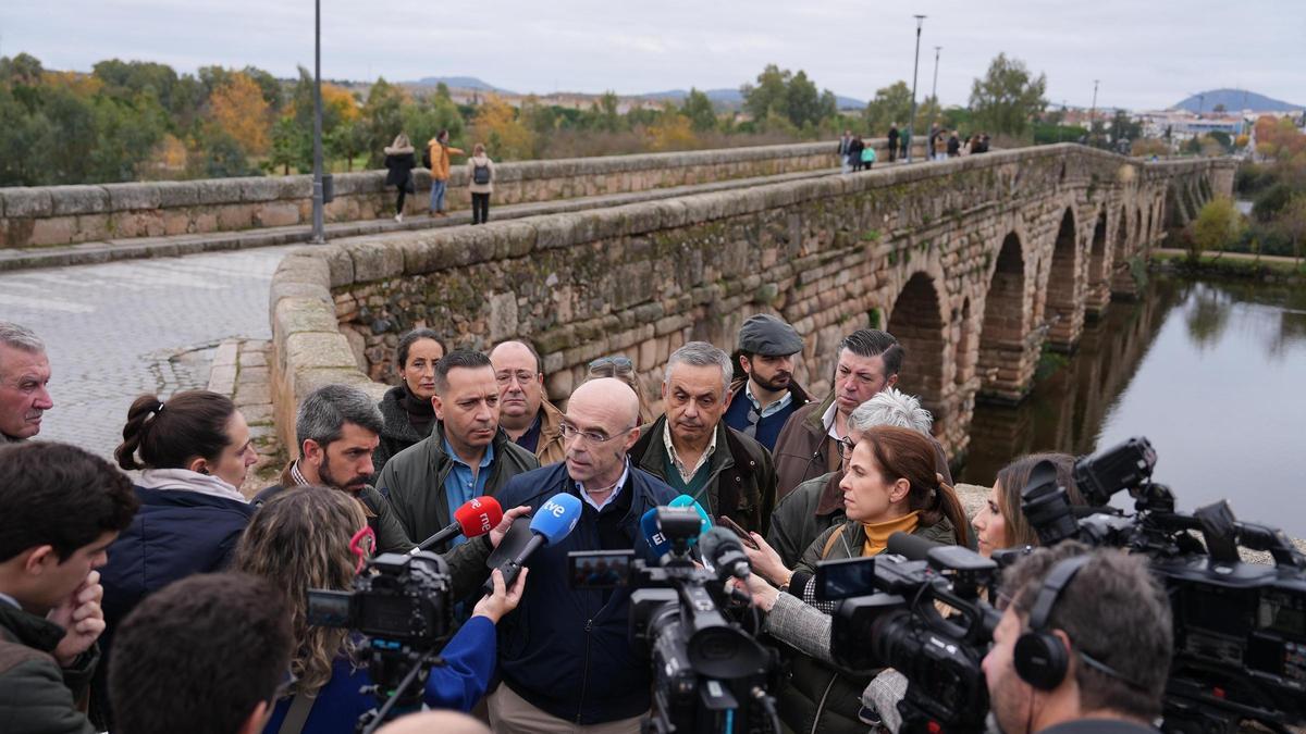 Jorge Buxadé atiende a los medios en Mérida, este sábado.