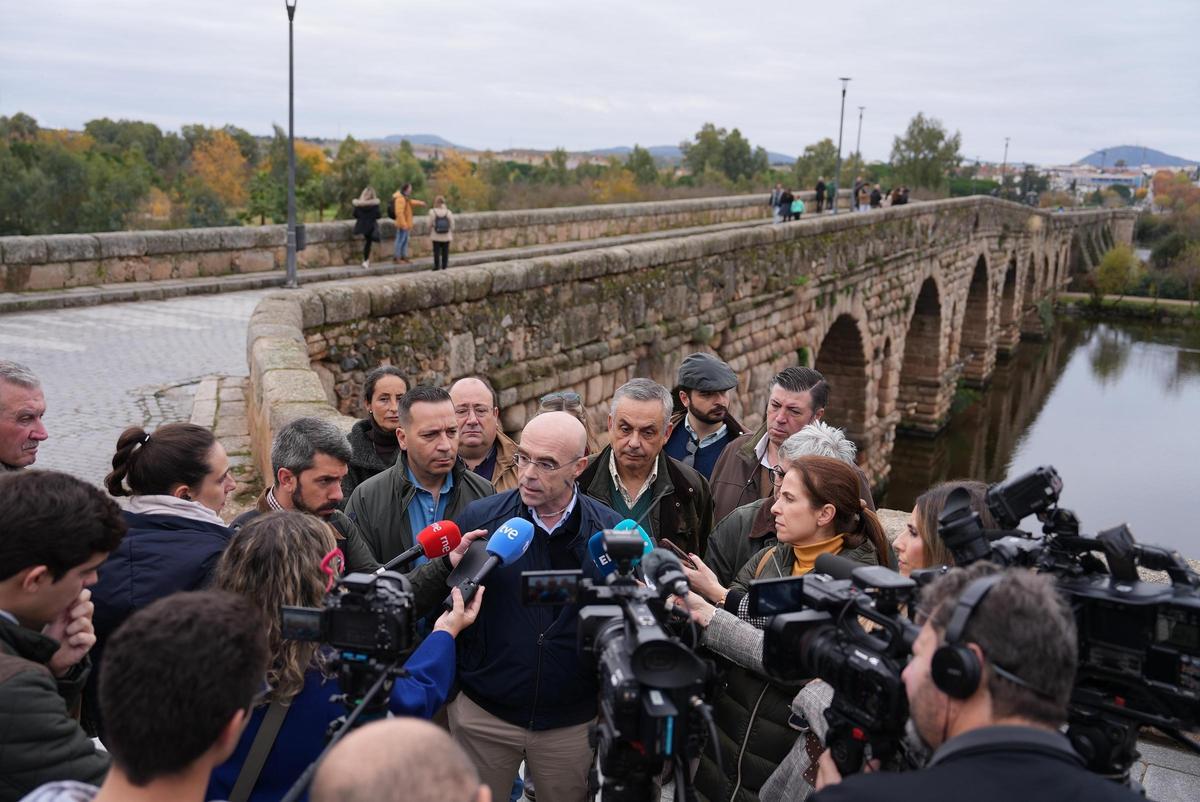 Jorge Buxadé atiende a los medios en Mérida, este sábado.