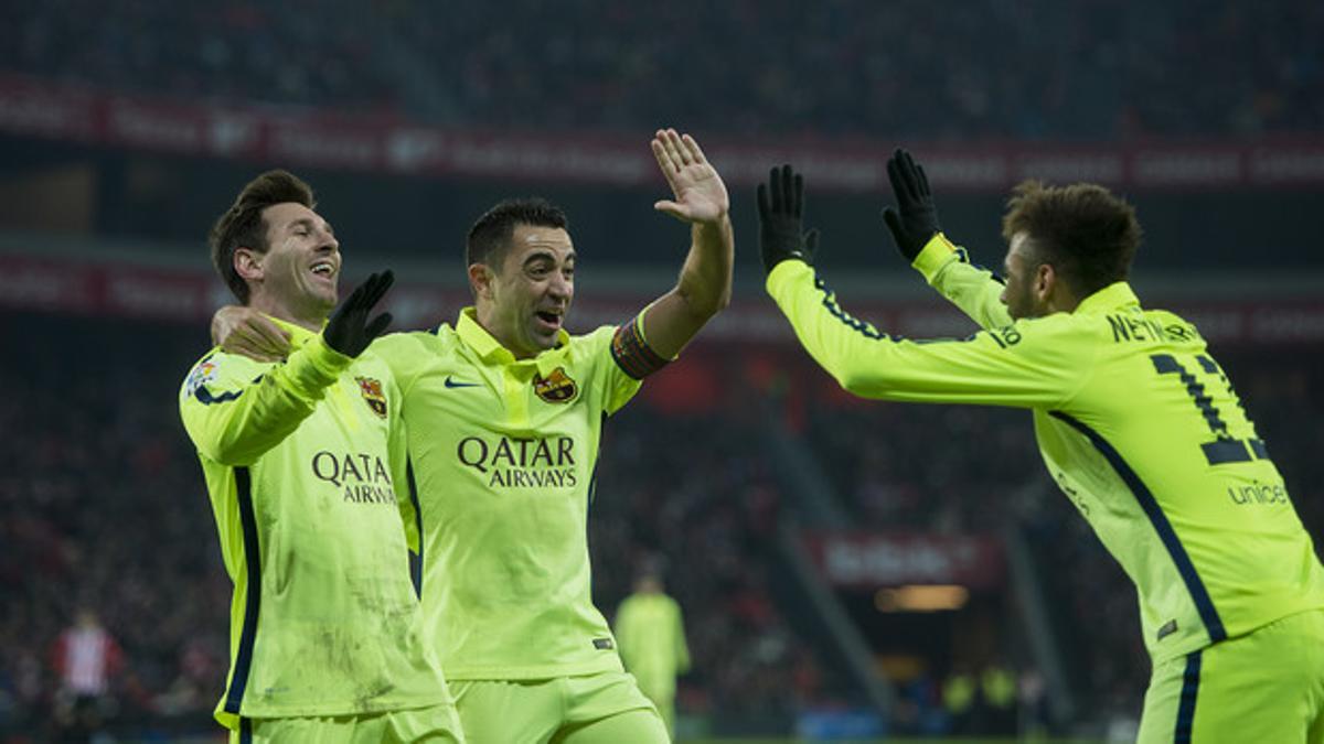 Fotografía de archivo. Messi, Xavi y Neymar celebrando el cuarto gol durante el partido de liga entre el Athletic de Bilbao y el Barça