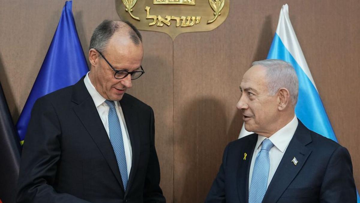 El canceller alemany, Friedrich Merz, i el primer ministre israelià, Benjamin Netanyahu, ahir durant la visita del primer a Israel. | MICHAEL KAPPELER / EUROPA PRESS