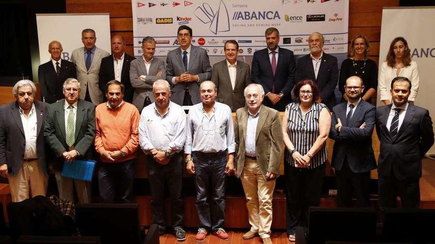 Organizadores, instituciones y colaboradores de la Semana Abanca, ayer en la presentación. // R. Grobas