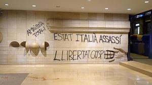 Los Mossos investigan un acto vandálico al consulado italiano de Barcelona.