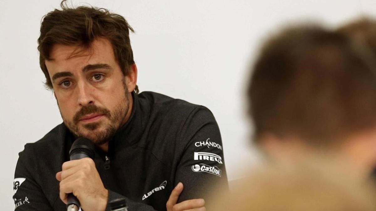 Fernando Alonso, hoy, en Montmeló, conversando con los periodistas.