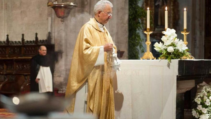 El deán de la Catedral, Benito Gallego, ayer, durante la misa de San Salvador.