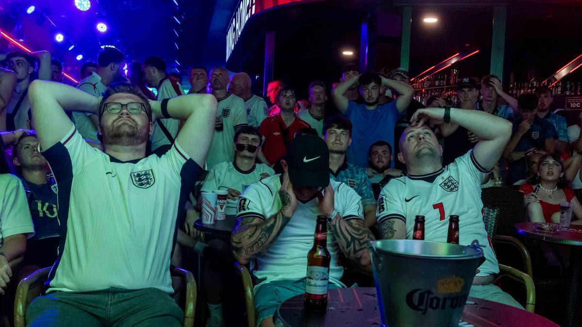 De la euforia a la desolación: así vivió la afición inglesa en Benidorm el partido ante Argentina