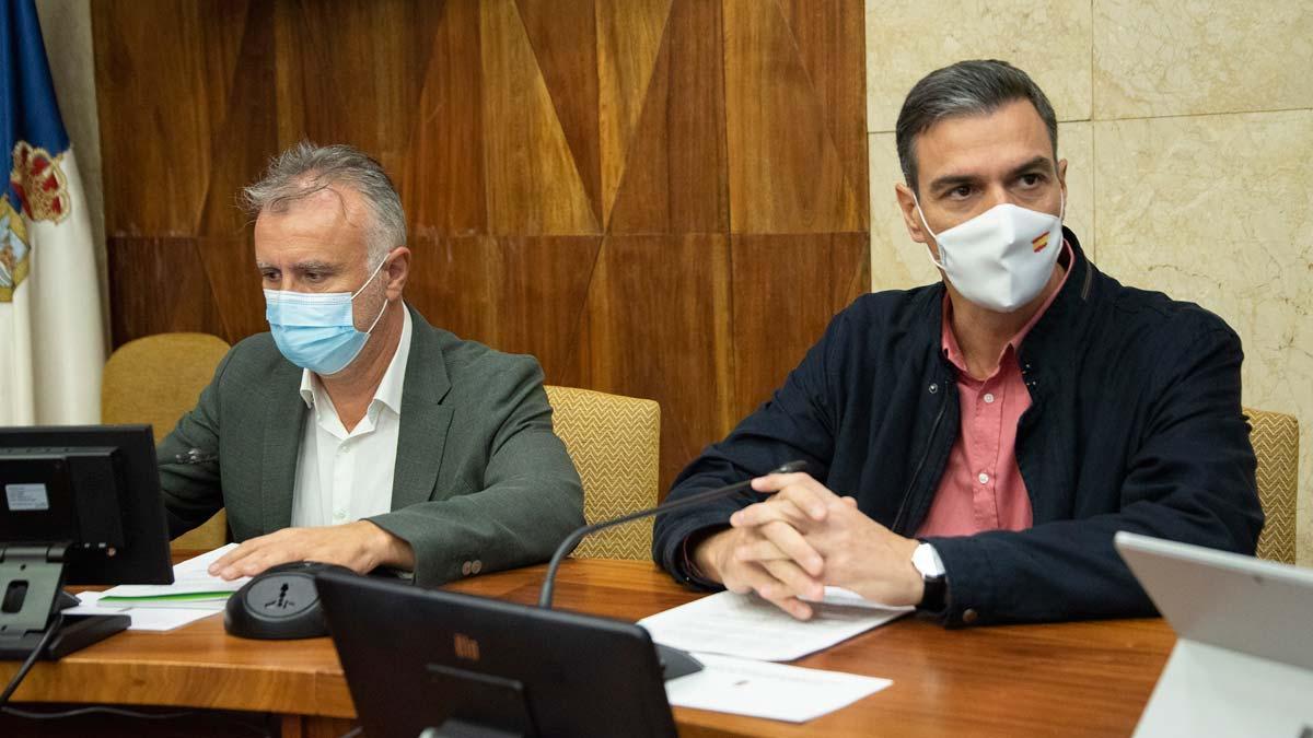 Pedro Sánchez viaja a La Palma para seguir la situación del volcán. En la imagen, Sánchez junto al presidente canario, Ángel Víctor Torres.