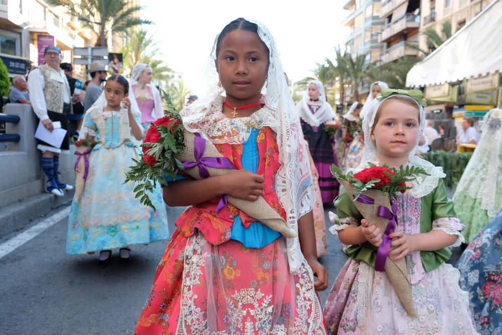 Los festeros aprovechan la Ofrenda para protestar contra la violencia de género con flores y lazos morados