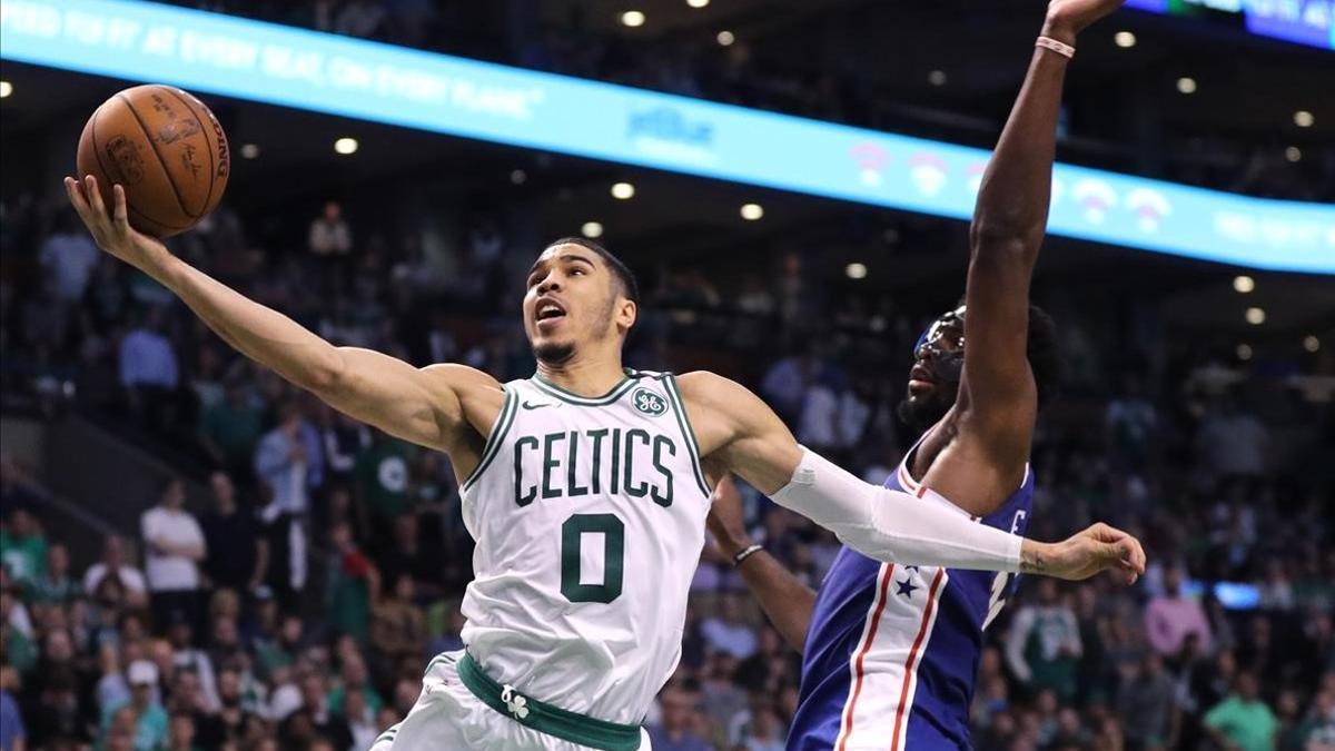 Jayson Tatum, de los Celtics, lanza a canasta ante Joel Embiid en el segundo partido de la serie