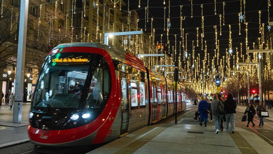 El tranvía de Zaragoza adapta sus horarios y refuerza sus frecuencias durante las fiestas de Navidad.