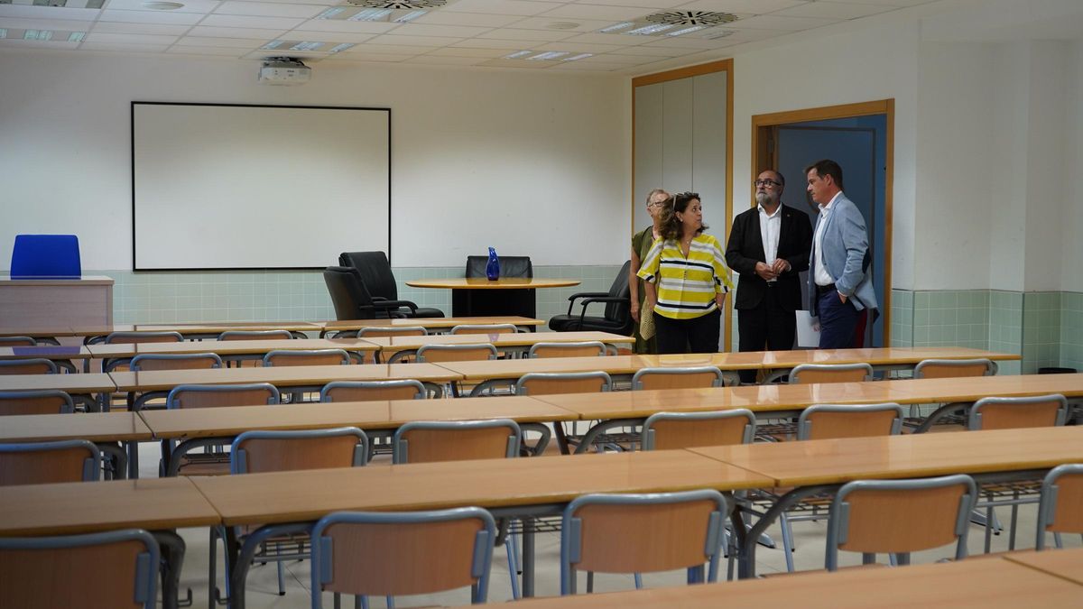 El alcalde y la teniente de alcalde en una visita a la Uned de Xàtiva.