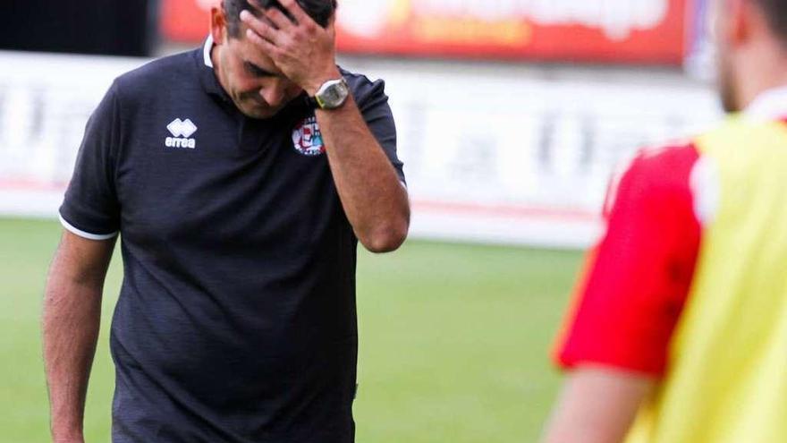 Miguel Losada se lleva las manos a la cabeza durante un partido del Zamora CF.