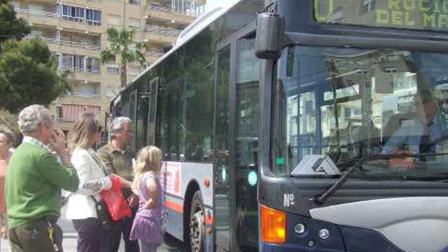 Transportes refuerza la línea de bus con La Mata y &quot;Los Balcones&quot;