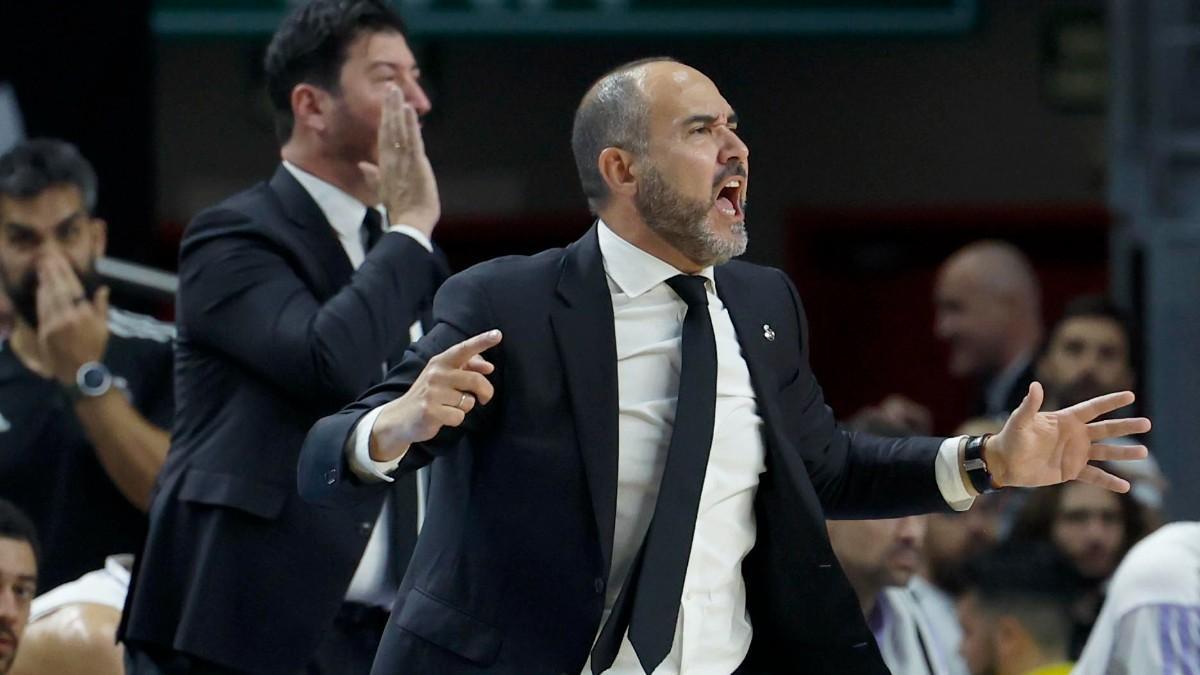 El entrenador del Real Madrid, Chus Mateo, durante el partido contra el Joventut