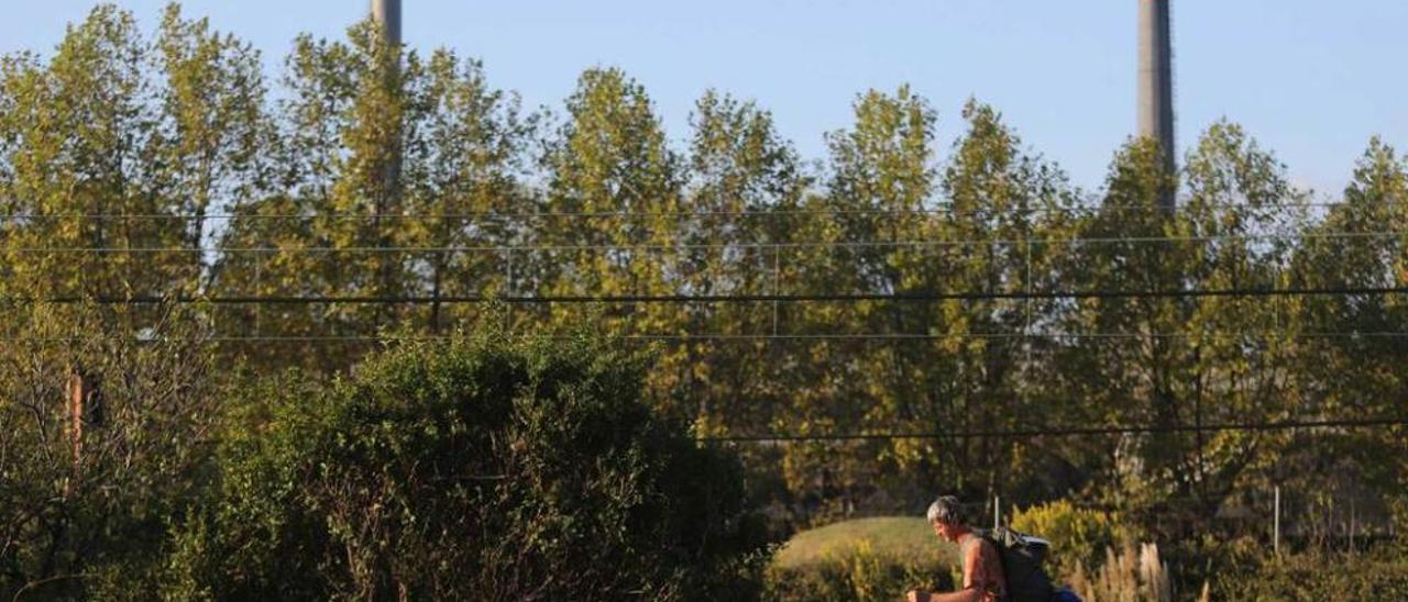 Un peregrino del Camino de Santiago, a su paso por Trasona (Corvera) tras atravesar Carreño.